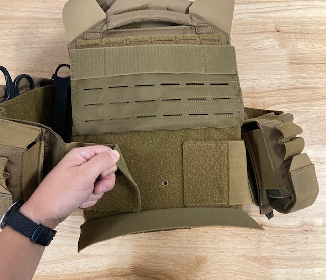 Adjusting the cummerbund tension on the Invictus carrier from Armored Republic